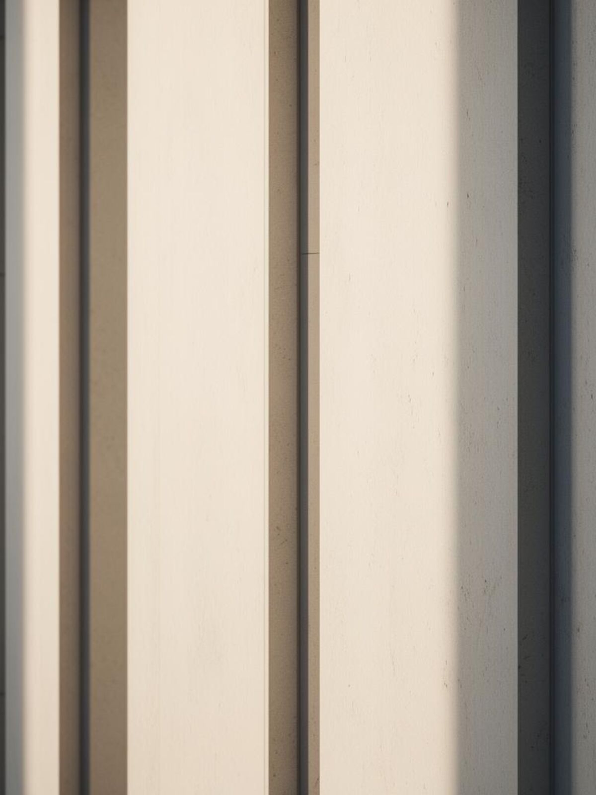 Architektonisches Detail einer ruhigen Steinfassade mit vertikalen Linien